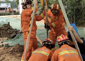 烟台消防员用救援三脚架救出污水井清理工人