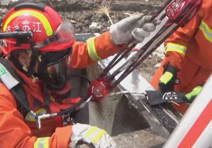 工人坠落消防水池，消防员用救援支架施救