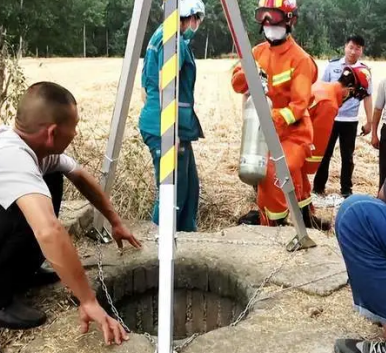 炎热夏季，男子被困30米深井，消防员用救援支架实施救援