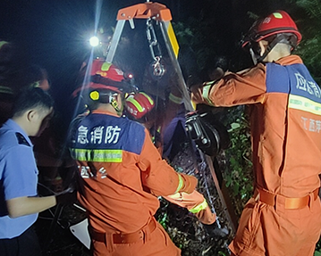 使用救援三脚架拉坠井人员时不能只看救援效率