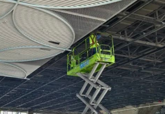 沪苏湖高铁练塘站建设中防坠器保护工人高处作业安全