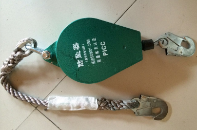 高空作业惊险一幕，十二楼无防具擦外窗玻璃